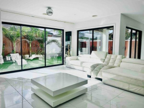 Luxury Entire Home for up to 16 People, Point Cook